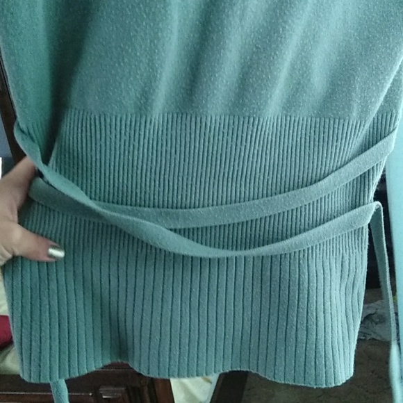 🦉Cute mint colored fitted top that ties🦉 - Picture 2 of 2